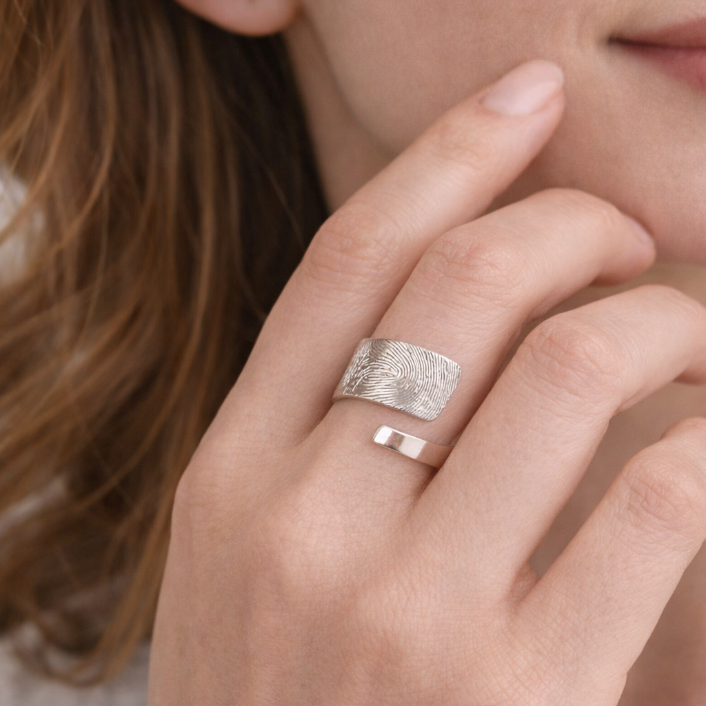 Fingerprint ring on women 